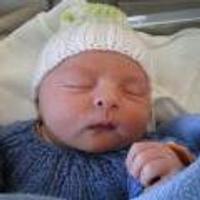 Nouveau-né avec un bonnet