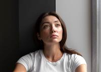 Femme qui lève les yeux