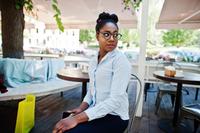 Femme en terrasse