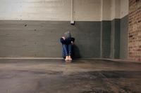 Femme en détresse dans un hangar