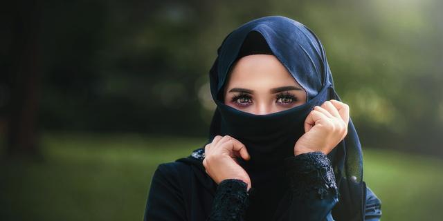 Femme ajustant son voile