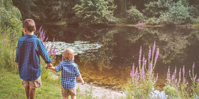 Deux frères se tenant la main