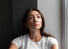 Femme qui lève les yeux