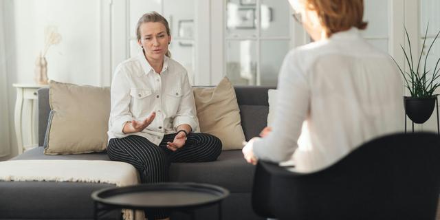 Conseillère à l'écoute d'une femme lors d'un entretien d'accompagnement psychologique