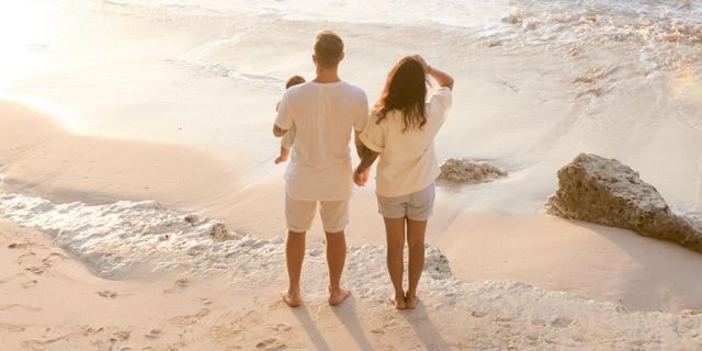 Image illustrant un couple au bord de la plage