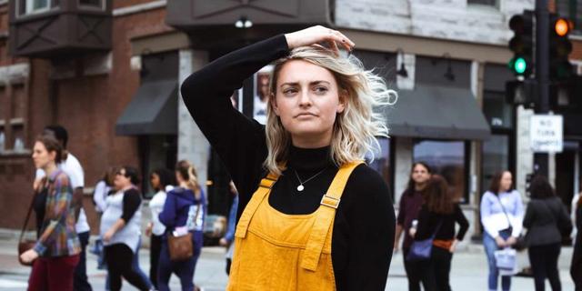 Femme libre au milieu d'une foule