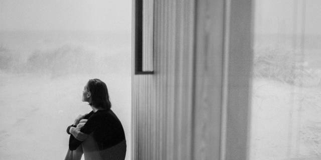 Une femme prend le temps de la réflexion