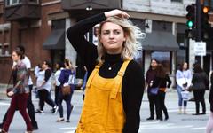 Femme libre au milieu d'une foule