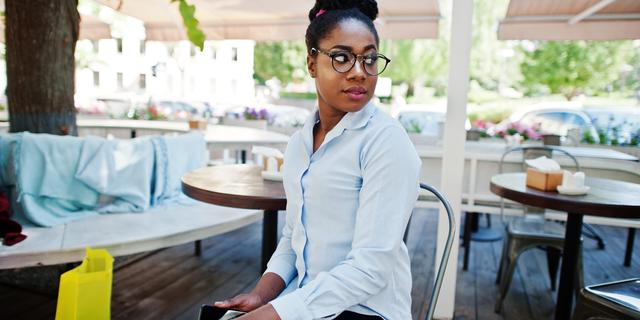 Femme en terrasse