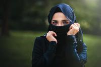 Femme ajustant son voile
