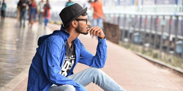 Homme qui réfléchit