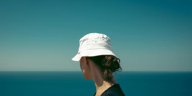 Une femme regarde l'horizon