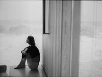Une femme prend le temps de la réflexion