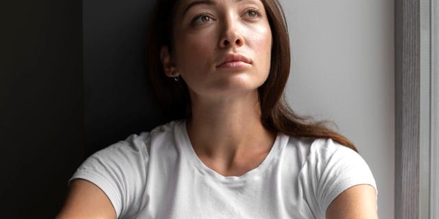 Femme qui lève les yeux