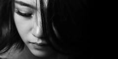 Femme asiatique anxieuse