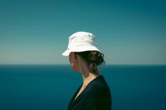Une femme regarde l'horizon