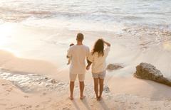 Image illustrant un couple au bord de la plage